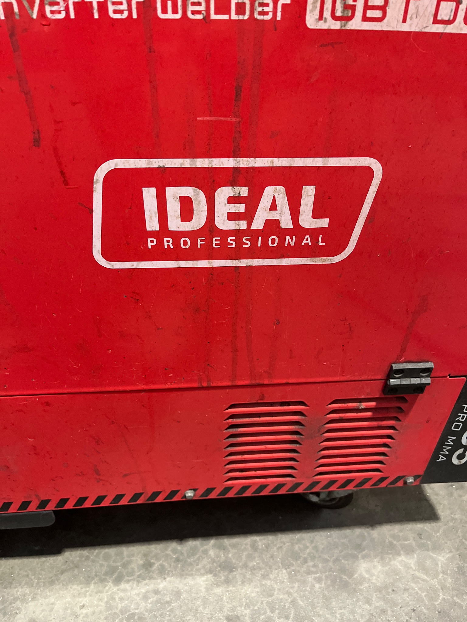 Czerwona spawarka inwertorowa z logo Ideal Professional, widoczne elementy obudowy i wentylacji. Sprzęt spawalniczy z Krzemieniewa.
