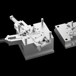 KD PRODUCTS Klaudia Gniazdowska - Precyzyjnie wykonana forma wtryskowa z widocznymi detalami, prezentowana na czarnym tle. Elementy formy są rozdzielone, ukazując skomplikowaną budowę.
