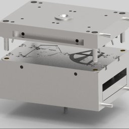 KD PRODUCTS Klaudia Gniazdowska - Rozłożona forma wtryskowa, widoczne detale wewnętrzne, precyzyjne wykonanie, szara kolorystyka, techniczne ujęcie.