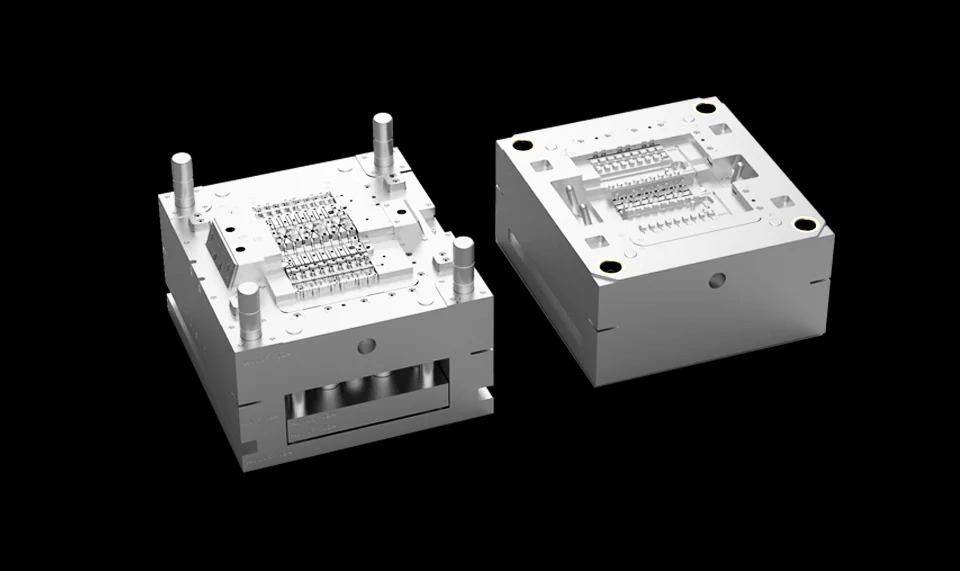 Precyzyjna forma wtryskowa z widocznymi detalami obróbki, na czarnym tle. Dwie części formy, ukazujące skomplikowaną konstrukcję i dokładność wykonania.