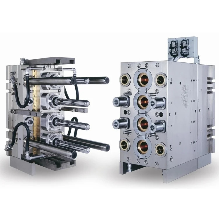 Precyzyjna forma wtryskowa z licznymi otworami i cylindrycznymi elementami, wykonana z metalu, prezentowana na jasnym tle w studiu.