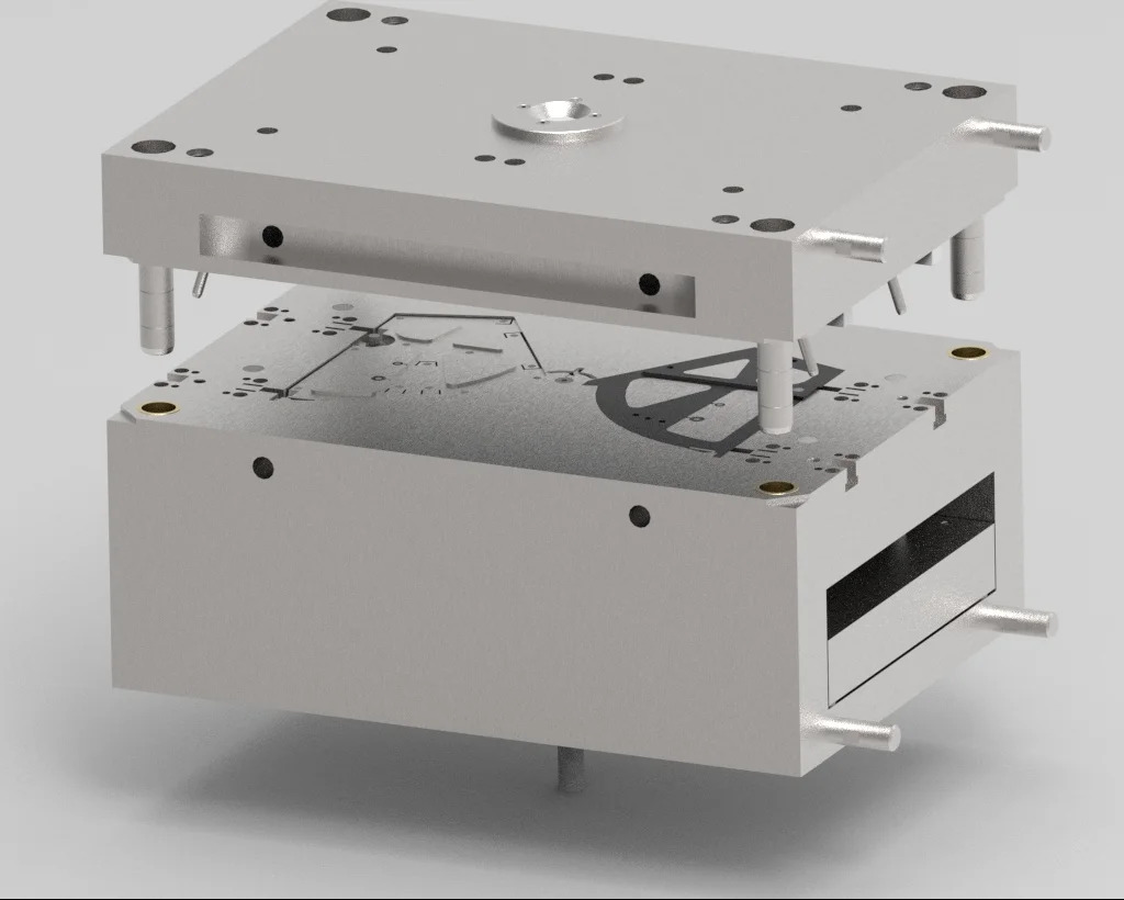 Rozłożona forma wtryskowa, widoczne detale wewnętrzne, precyzyjne wykonanie, szara kolorystyka, techniczne ujęcie.