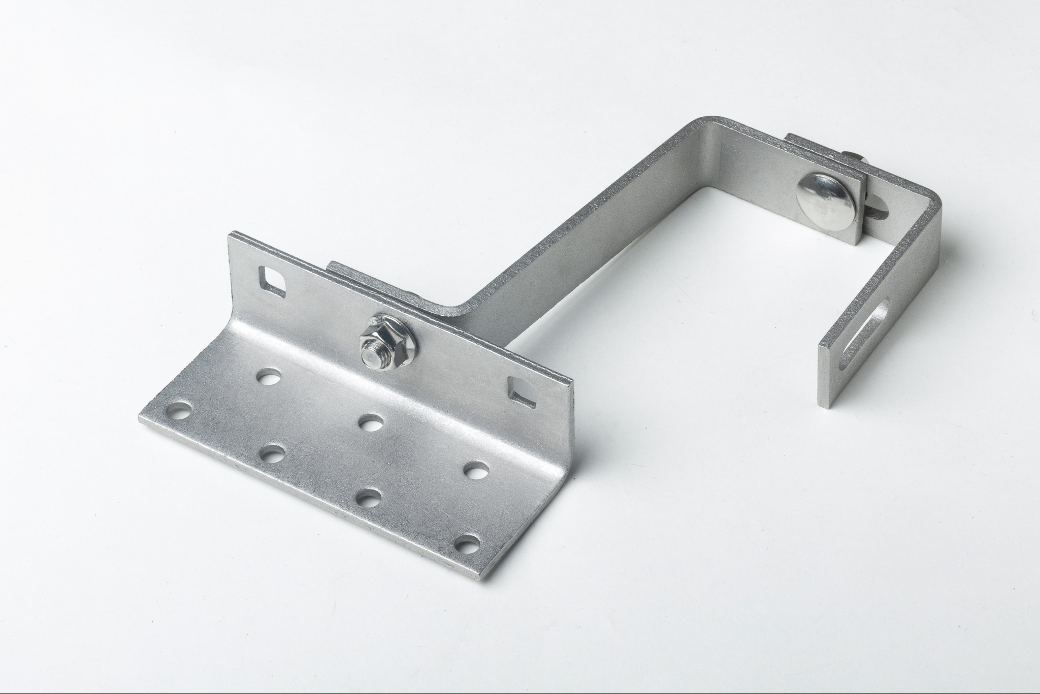 Szczegółowe ujęcie metalowego uchwytu z otworami i śrubami, na białym tle. Precyzyjne wykonanie, widoczne detale obróbki.