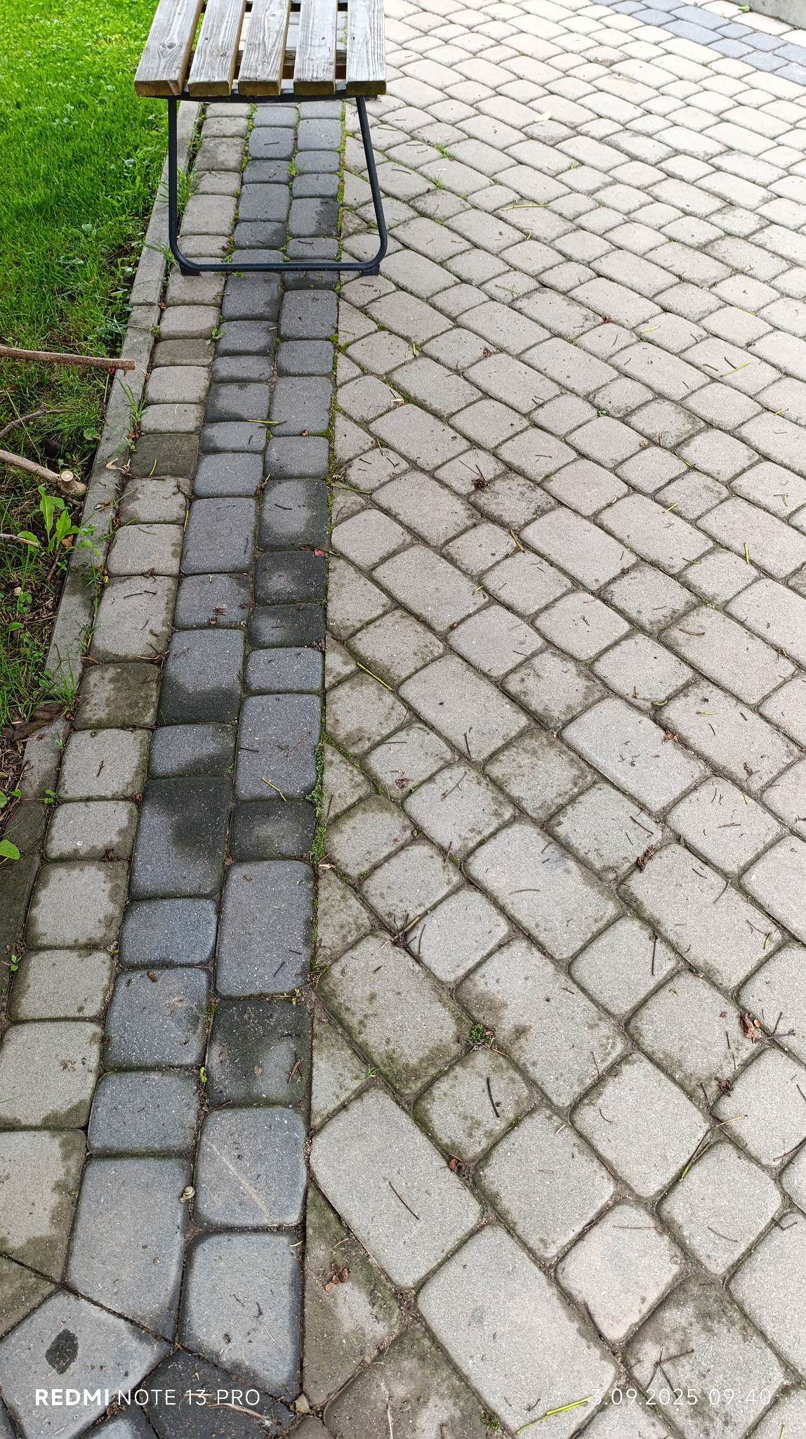 Tak wygląda kostka brukowa przed i po umyciu.