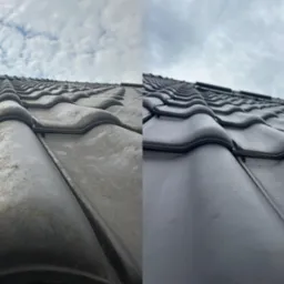 Zdjęcie dachu z dachówką w ujęciu przed i po czyszczeniu. Po lewej dach pokryty mchem, po prawej czysty, ciemnoszary dach. Widoczne niebo z chmurami.