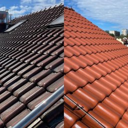 AlpinPeak - Zdjęcie dachu przed i po czyszczeniu/malowaniu. Lewa strona dachu jest brudna, prawa strona dachu jest czysta i ma pomarańczowy kolor. Widoczne dachówki i rynna.