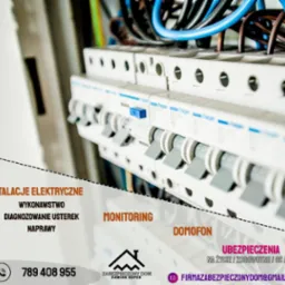 Rozdzielnica elektryczna z bezpiecznikami Hager, widoczne kable. Reklama firmy Zabezpieczony Dom z usługami: instalacje elektryczne, monitoring, domofon, ubezpieczenia.