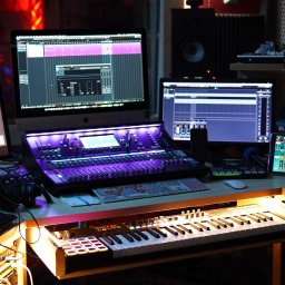 Nasza reżyserka to serce studia JM Records – profesjonalnie wyposażone pomieszczenie, w którym realizujemy nagrania, miks i mastering.