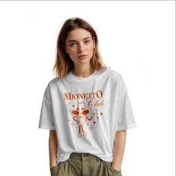 Katarzyna Krajewska - Portret kobiety w białym t-shircie z grafiką 'Mionetto Club', prezentującą postać kieliszka w okularach, z elementami dekoracyjnymi gwiazd i kropek w odcieniach brązu.