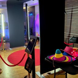 GOLDEN PARTY Łukasz Złoto - Kompletna fotobudka z rekwizytami: kolorowe kapelusze, maski, czerwony dywan i złote słupki odgradzające. Gotowa do użycia na imprezie.