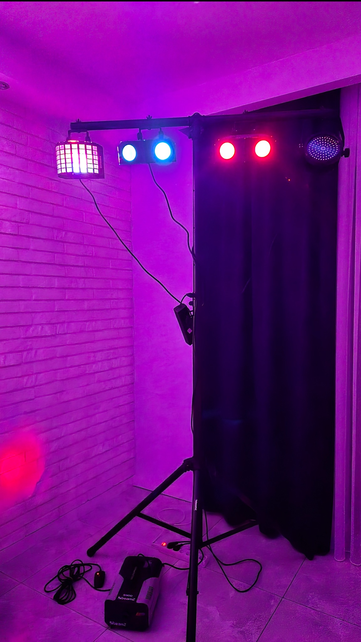 Nasze Oświetlenie - posiadamy kilka różnych świateł + dwa statywy (łącznie można uruchomić 8 sztuk)