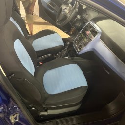 Bartłomiej Witczak - Wnętrze samochodu z czarno-błękitną tapicerką foteli, widoczne z zewnątrz przez otwarte drzwi. Deska rozdzielcza w kolorze błękitnym.