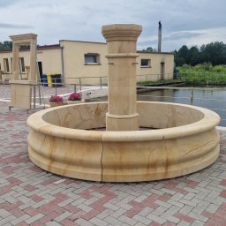 ABI-POL fontanna z piaskowca