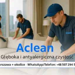 Zespół w akcji: mężczyzna i kobieta czyszczą jasną kanapę w nowoczesnym wnętrzu z widokiem na miasto. Logo firmy na koszulkach.
