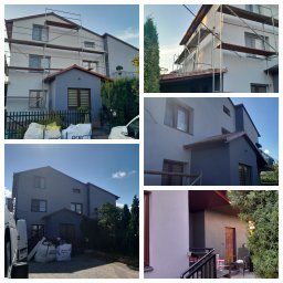 P&K BUD Ewa Kotlińska - Wielopanelowe ujęcie domu w trakcie odświeżania elewacji. Część budynku jest w kolorze szarym, a część w jasnym odcieniu. Widoczne rusztowania i worki z materiałami.