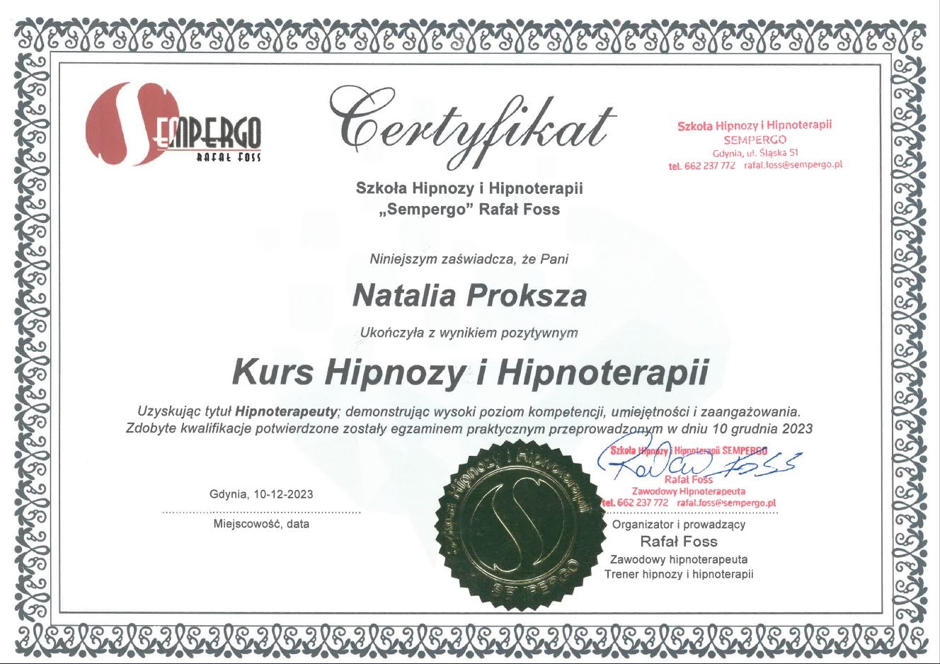 Certyfikat ukończenia kursu hipnozy i hipnoterapii dla Natalii Prokszy, wydany przez Szkołę Hipnozy i Hipnoterapii 'Sempergo' Rafała Fossa z Gdyni. Dokument w ozdobnej ramce.