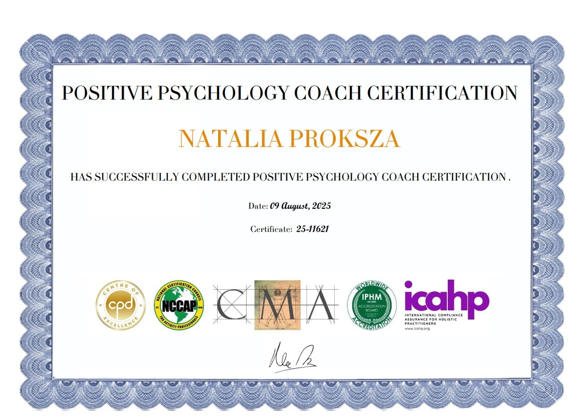Certyfikat Positive Psychology Coach Certification dla Natalii Proksza z datą 09 August, 2025 i numerem 25-11621, otoczony dekoracyjną ramką i logotypami akredytacji.