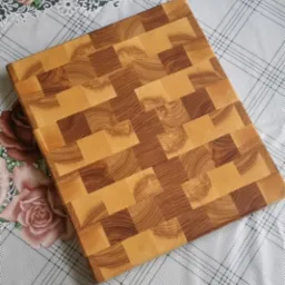 Deska do krojenia wykonana z drewna jesionowego na specjalne zamówienie.