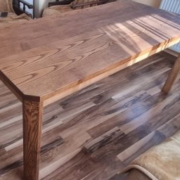 Stół jesionowy. Bejcowany oraz lakierowany.