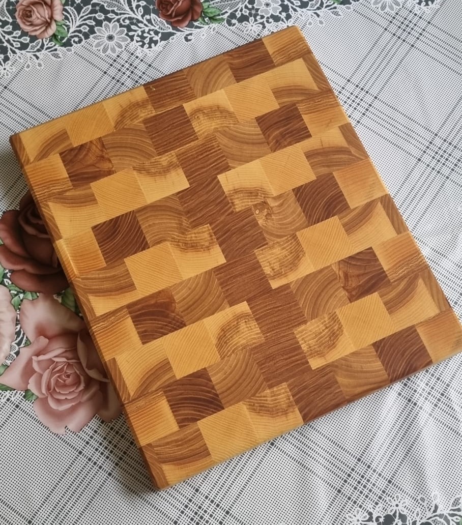 Deska do krojenia wykonana z drewna jesionowego na specjalne zamówienie.