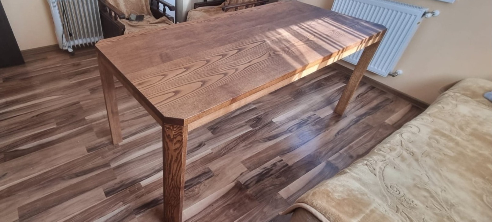 Stół jesionowy. Bejcowany oraz lakierowany.