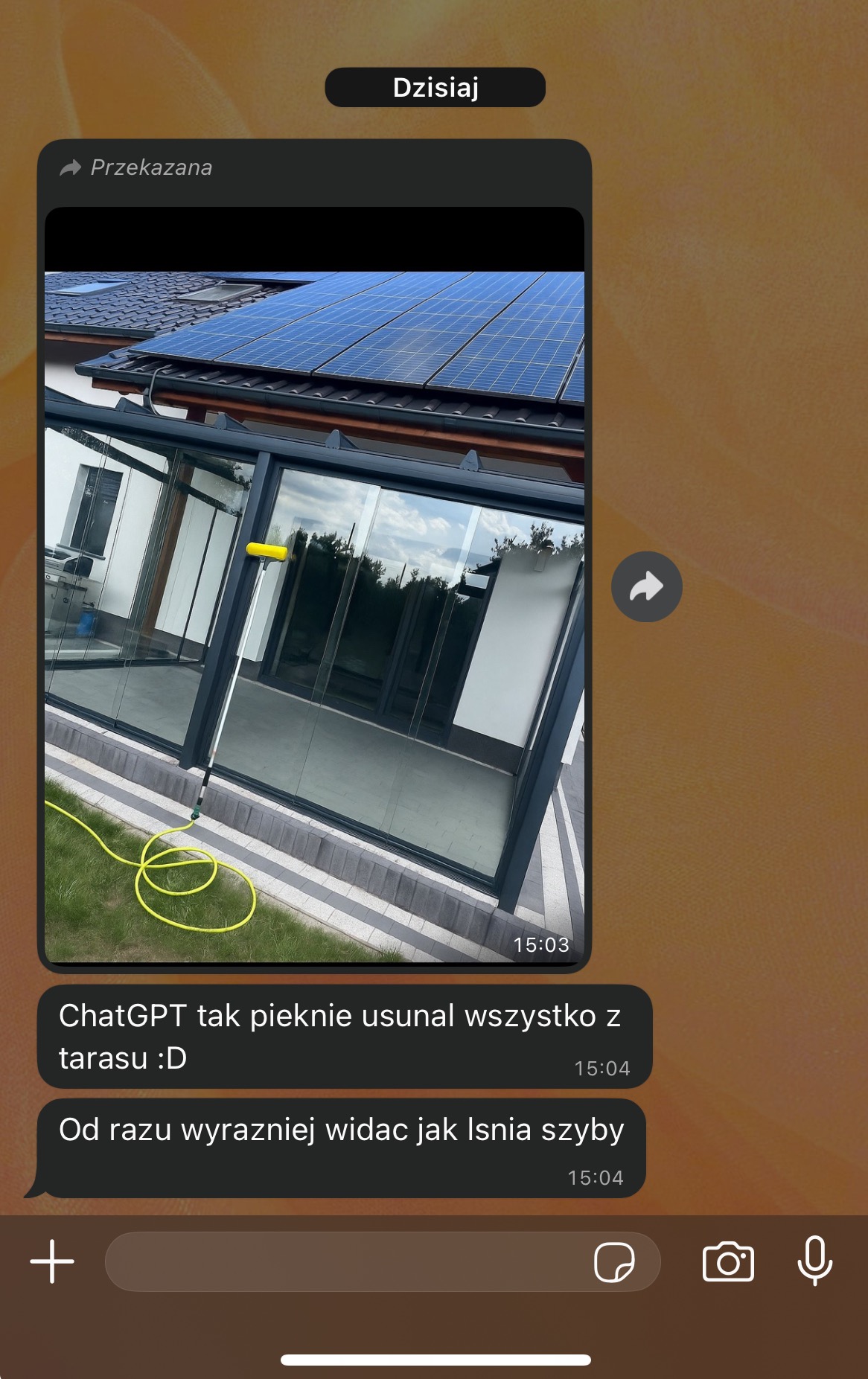 Mycie szklanego tarasu z panelami słonecznymi na dachu. Żółty wąż i szczotka do mycia szyb leżą na trawie obok czystych, błyszczących szyb.