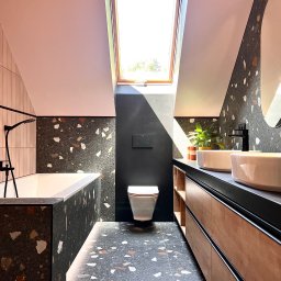 powab pracownia - Nowoczesna łazienka na poddaszu z oknem dachowym, wykończona płytkami lastryko w odcieniach szarości i beżu, drewniane szafki pod umywalkami, minimalistyczna armatura.