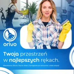 Uśmiechnięta kobieta z szczotką i w rękawicach ochronnych na tle sprzątania biura. Pracownica w trakcie wycierania biurka. Logo firmy sprzątającej.