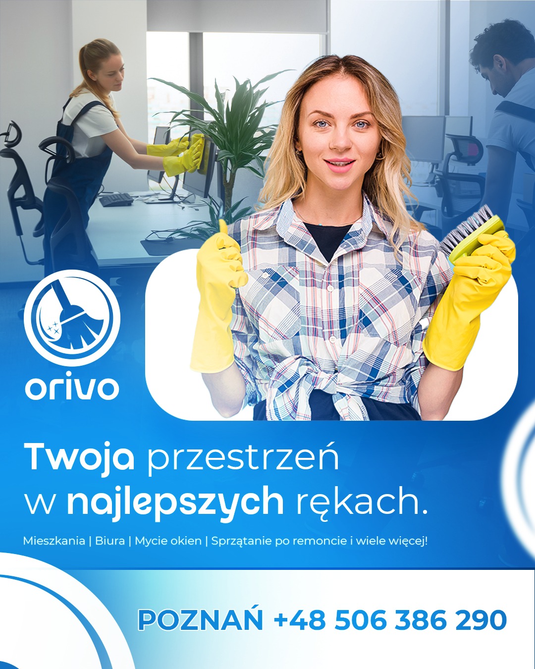 Uśmiechnięta kobieta z szczotką i w rękawicach ochronnych na tle sprzątania biura. Pracownica w trakcie wycierania biurka. Logo firmy sprzątającej.