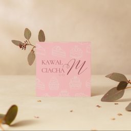 Klaudia Kozłowska Design - Różowa kartka z napisem 'Kawał Ciacha' i grafiką ciast, otoczona gałązkami eukaliptusa na beżowym tle.