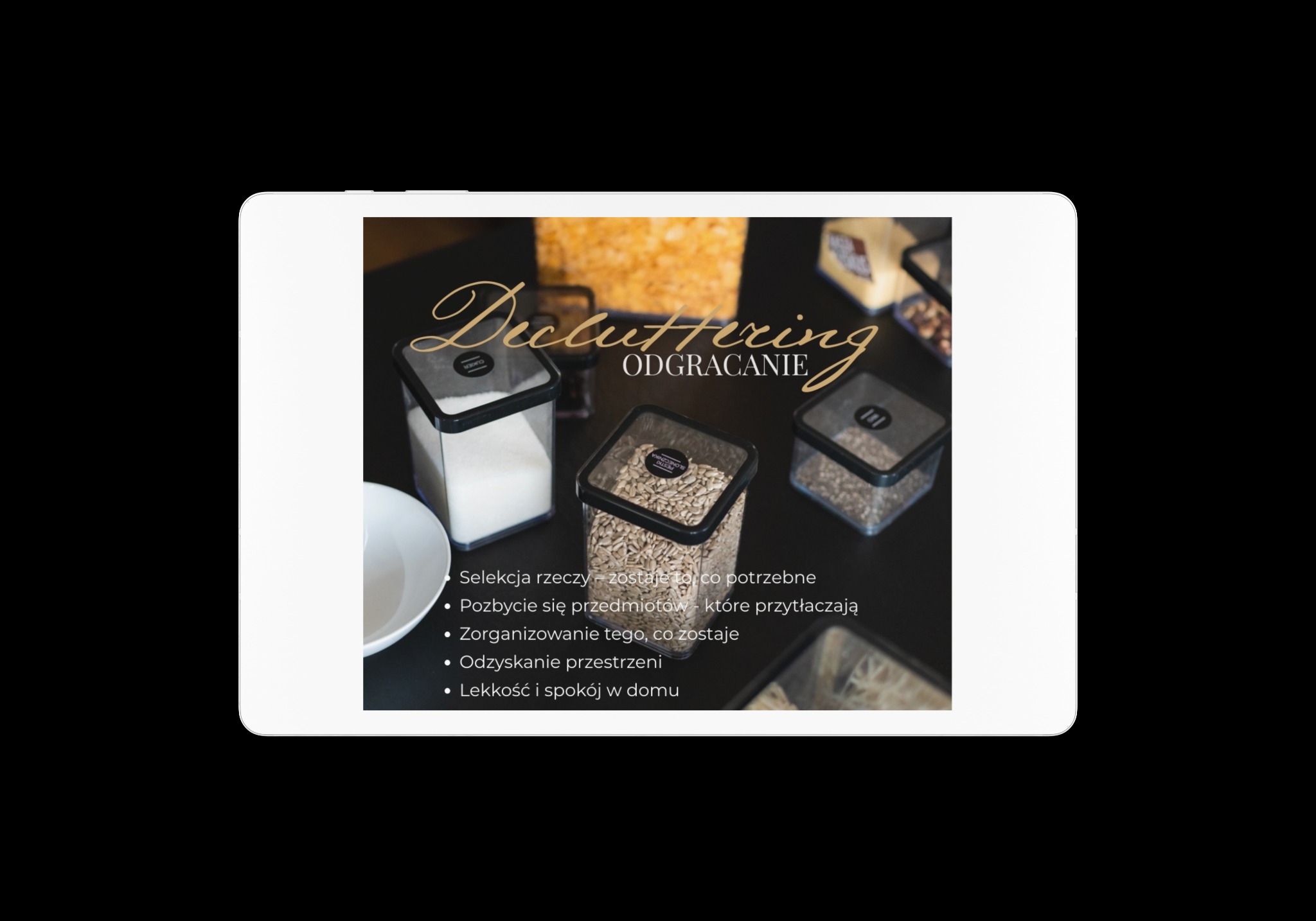 Grafika na tablecie prezentująca koncept 'De-cluttering' z minimalistycznymi pojemnikami na żywność i hasłami o selekcji i organizacji przestrzeni.