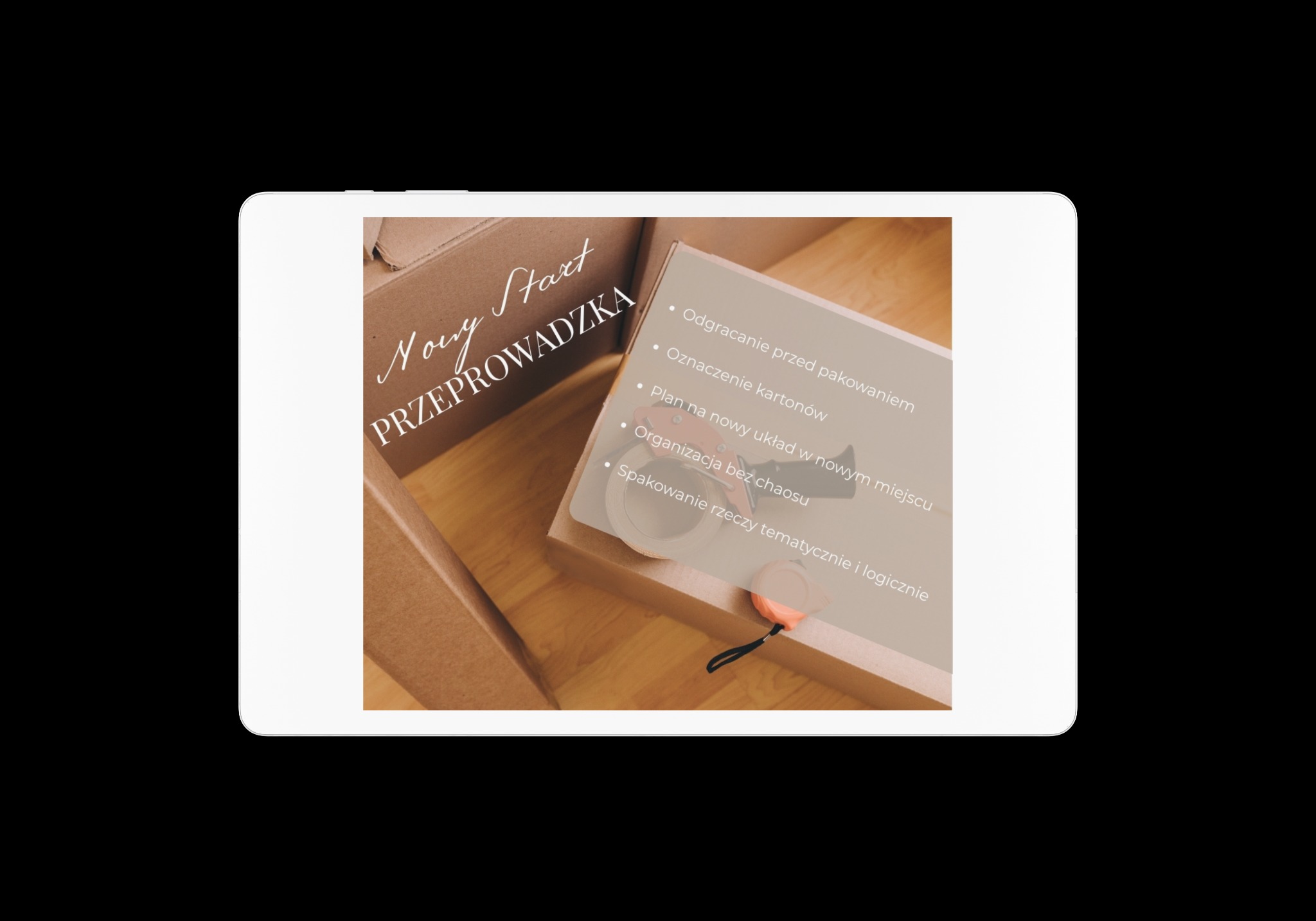Ekran tabletu prezentuje grafikę z hasłem 'Nowy Start PRZEPROWADZKA' i listą porad, obok kartonowe pudła i akcesoria do pakowania, tworząc wizualizację usługi przeprowadzkowej.