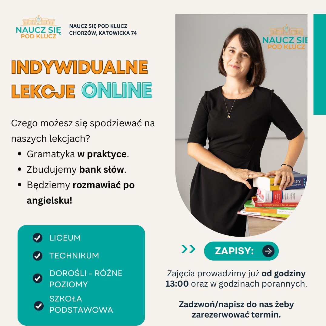 Kobieta opiera ręce na stosie książek do nauki angielskiego, uśmiechając się. W tle logo 'Naucz się pod klucz' i informacje o lekcjach online dla różnych grup wiekowych.