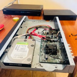 Montaż i konfiguracja monitoringu CCTV oraz instalacji niskoprądowych w Nowym Sączu i okolicach – pracujemy na sprawdzonym sprzęcie i narzędziach, co gwarantuje trwałość i bezpieczeństwo systemu.