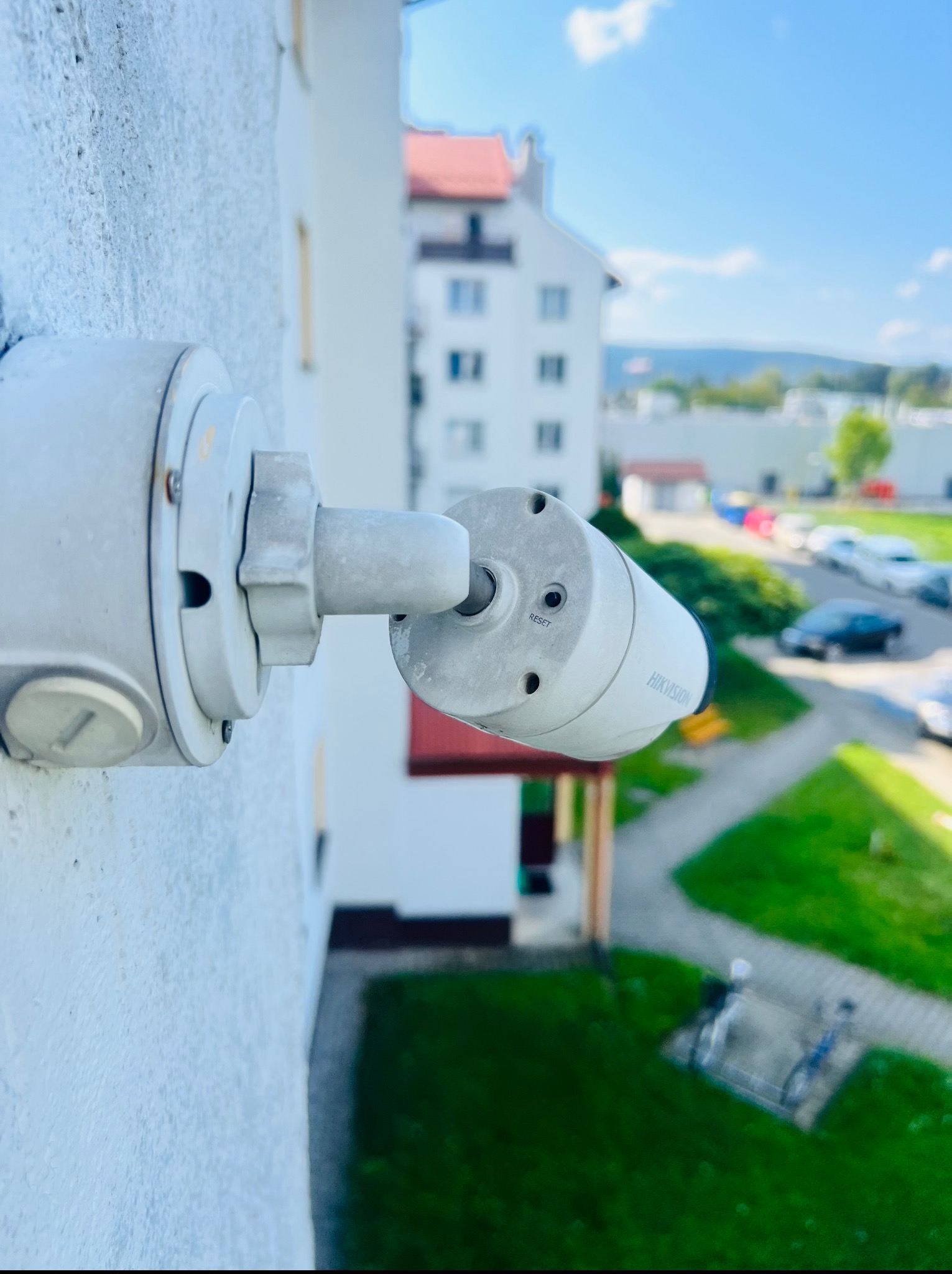 Profesjonalny montaż kamer IP – monitoring domu i firmy w Nowym Sączu, z podglądem w telefonie dla Twojego spokoju.