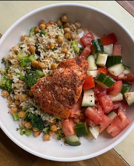 kurczak z ryżem, ciecierzycą i warzywami