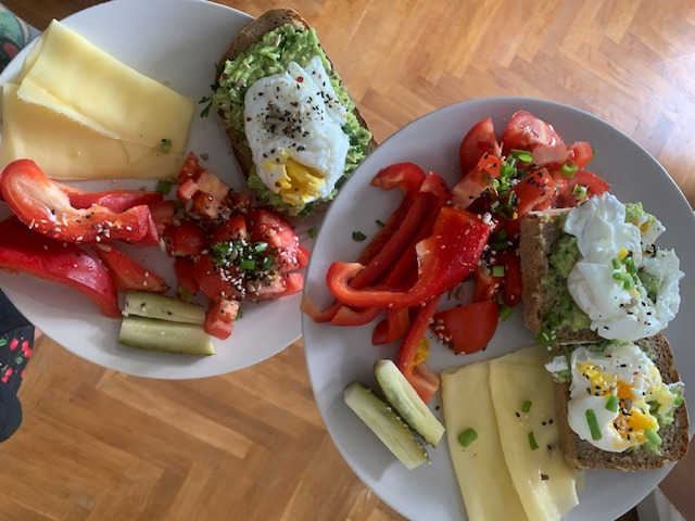 śniadanie z jajkiem i awokado