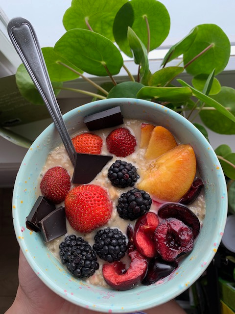 owsianka z czekoladą i owocami