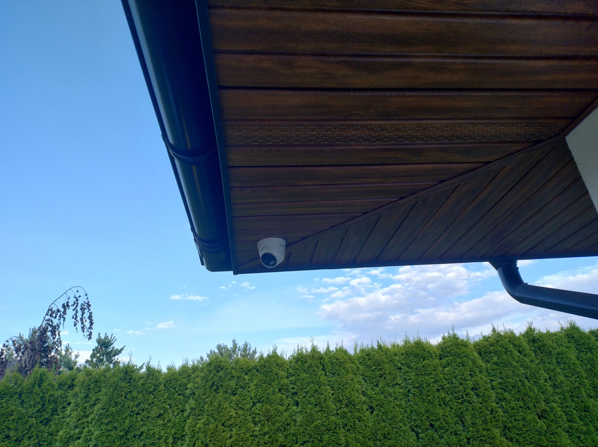 Montaż monitoringu przewodowego z montażem przewodów, szafy rack, rejestratora, UPS.