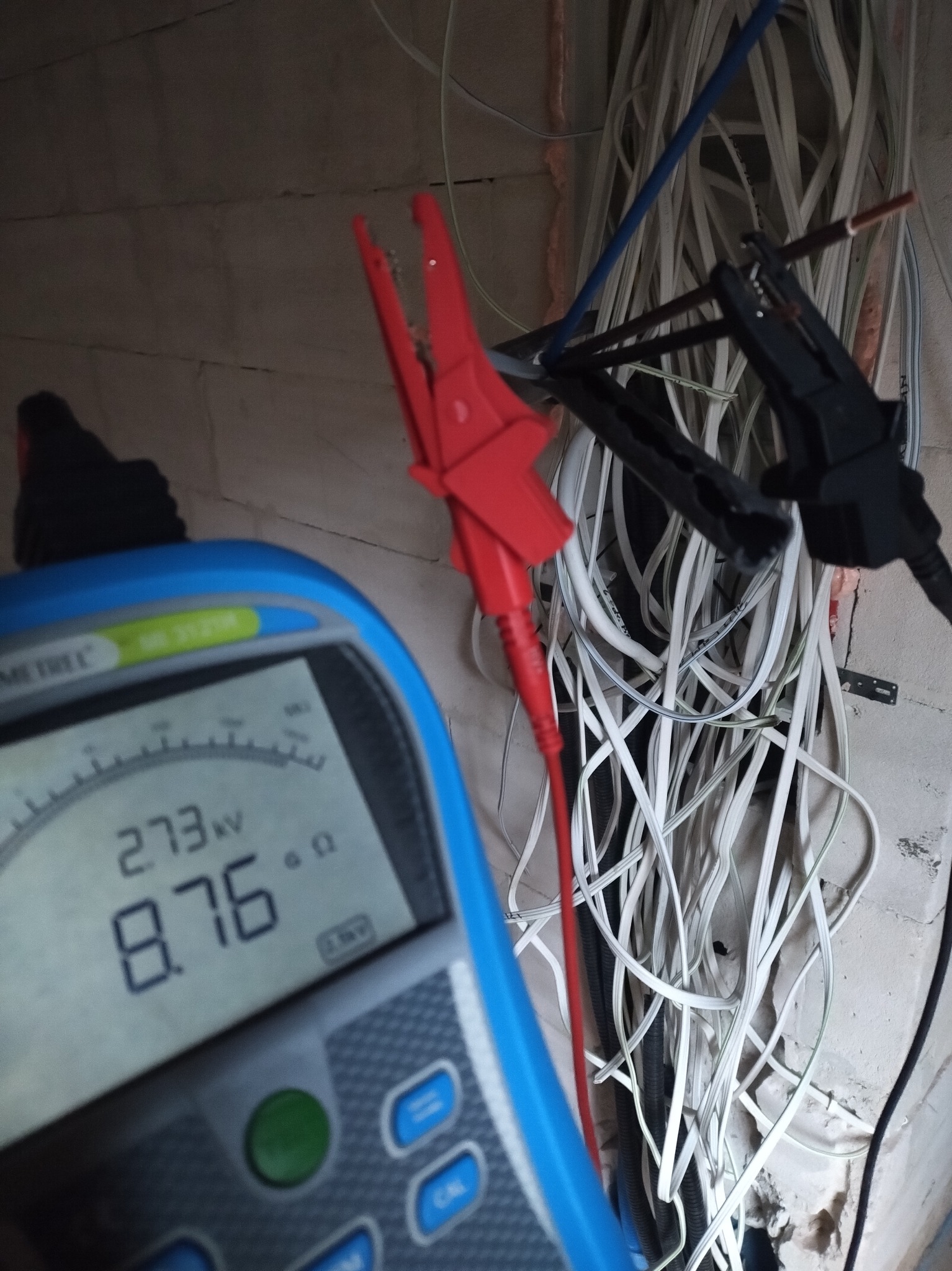 Pomiar rezystancji izolacji przewodu WLZ napięciem 2500V przed podłączeniem w rozdzielnicy