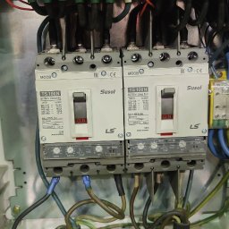 Wykonuję podłączenia maszyn przemysłowych.