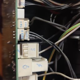 Krzysztof Chorzelewski - Szczegółowe ujęcie złącza elektrycznego z numeracją od 1 do 8, podłączonego do zielonej płytki drukowanej, z widocznymi przewodami w tle.