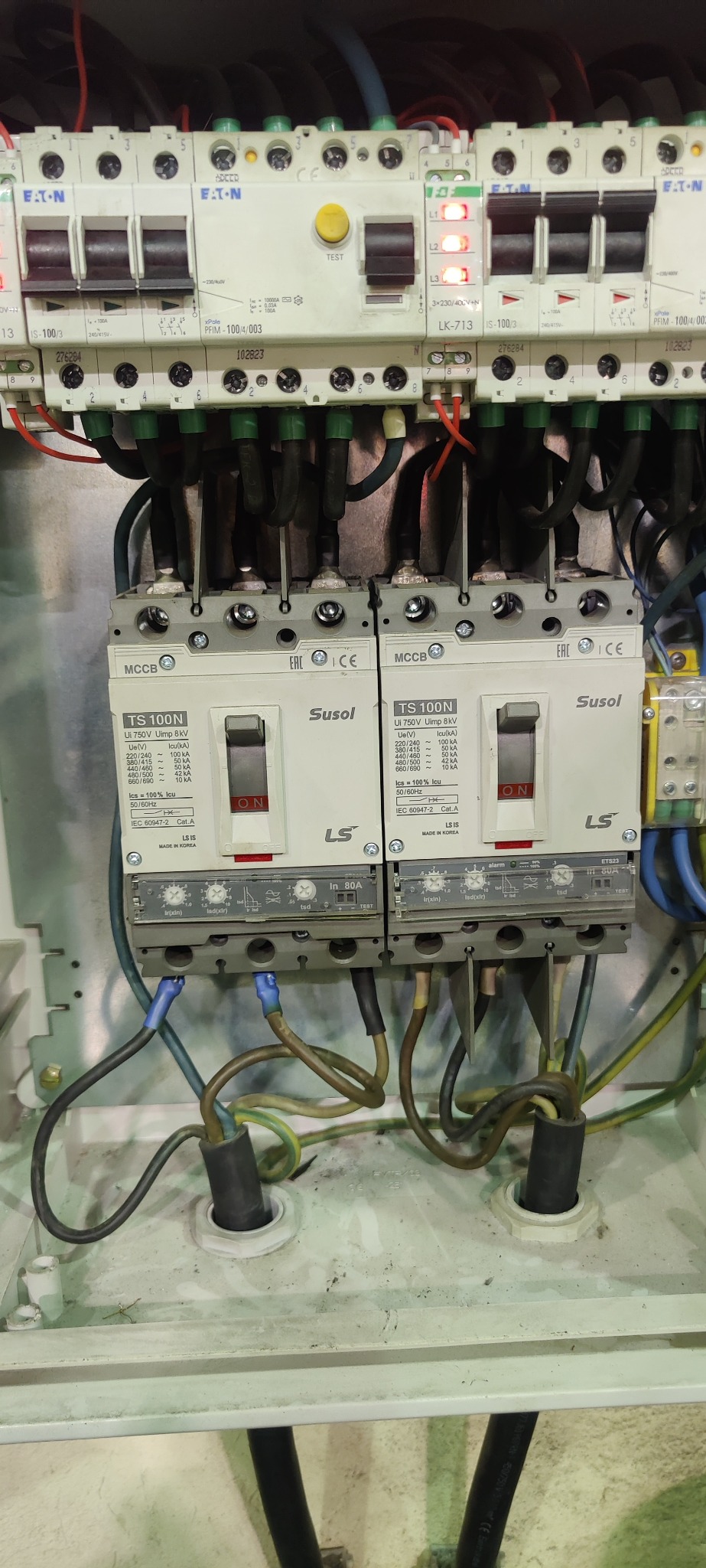 Wykonuję podłączenia maszyn przemysłowych.