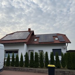 Instalacja o mocy 12,15kWp
- moduły Viessmann 450Wp
- inwerter hybrydowy Fronius
- magazyn energii 10kWh
