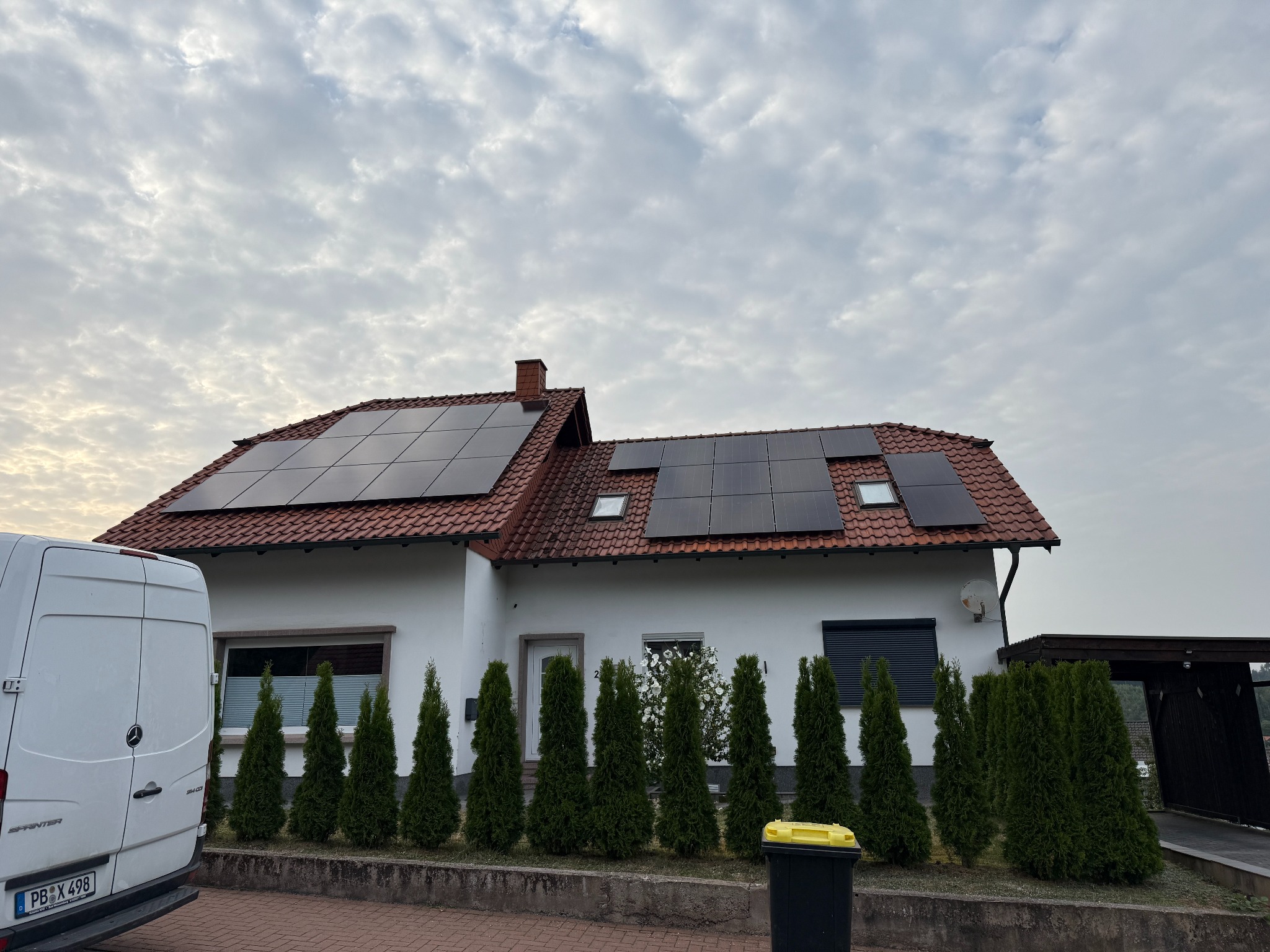 Instalacja o mocy 12,15kWp - moduły Viessmann 450Wp - inwerter hybrydowy Fronius - magazyn energii 10kWh