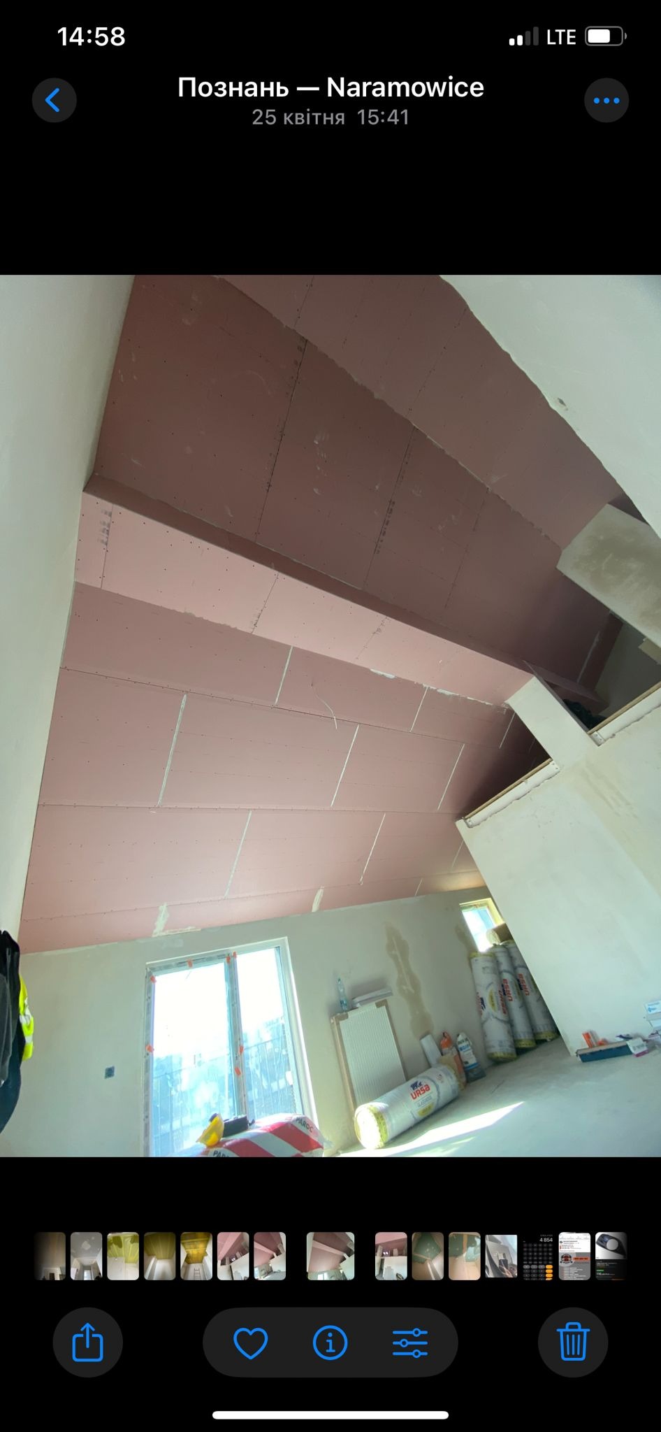 Montaż płyt karton gips na poddaszu, widoczne łączenia i szpachlowanie. W tle okno i materiały budowlane. Ujęcie z dołu, ukośne.