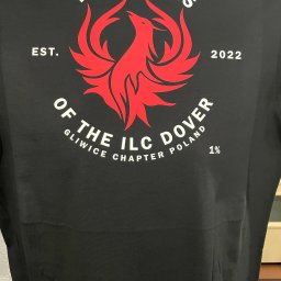ProPunktBHP - Czarna koszulka z czerwonym nadrukiem logo Phoenixes, EST. 2022, OF THE ILC DOVER, Gliwice Chapter Poland, 1%. Widoczne detale nadruku i materiału.