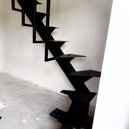 Schody zabiegowe na profilu centralnym z balustradą