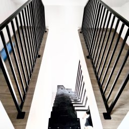 JDM SPÓŁKA Z OGRANICZONĄ ODPOWIEDZIALNOŚCIĄ - Schody zabiegowe na profilu centralnym z balustradą