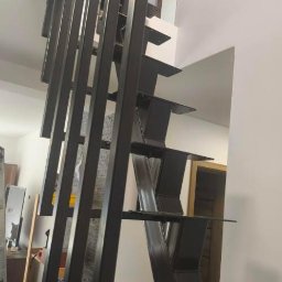 schody na belce centralnej, jednobiegowe z balustradą, malowane proszkowo